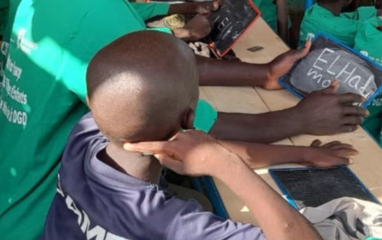 Geef een kind in Senegal een krijtbordje